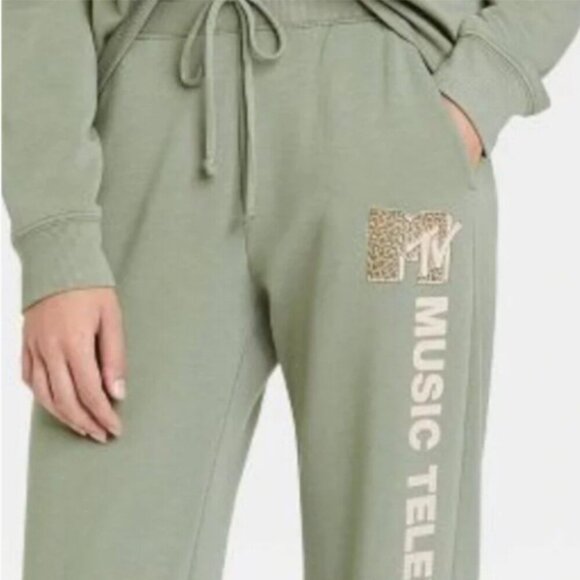 Women's MTV Leopard Print Logo Graphic Jogger Pants soft lounge sweats - Picture 1 of 5